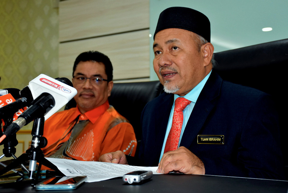 Environment and Water Tuan Ibrahim Tuan Man speaks to at a press conference in Melaka July 9, 2020. Also present was Melaka Chief Minister Datuk Sulaiman Md Ali. u00e2u20acu201d Bernama pic 