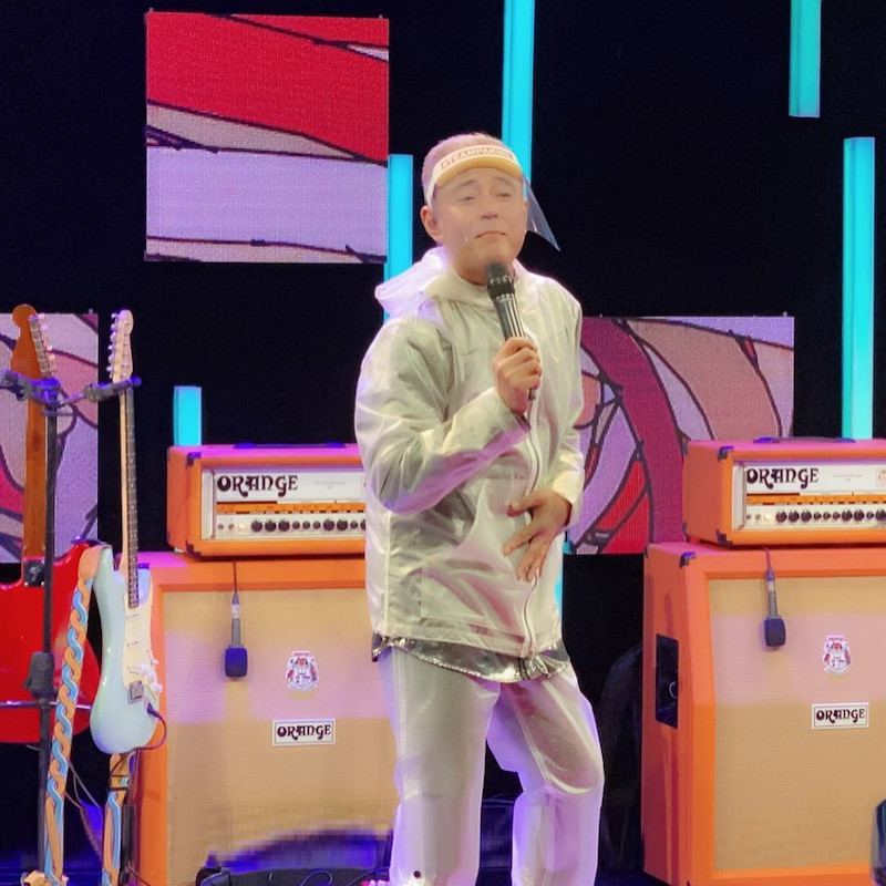 The veteran entertainer also handed out face shields and face masks to the production crew. u00e2u20acu201d Picture from Instagram/@aznilnawawihm