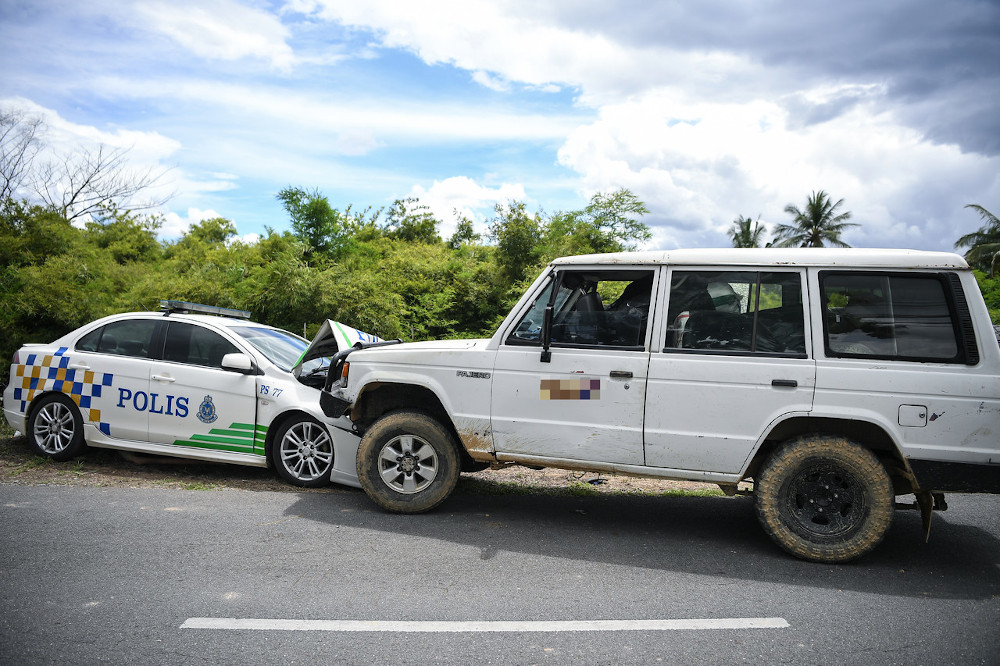Police arrested a ketum smuggler whose four-wheel-drive vehicle hit two traffic police motorcycles and rammed into a police mobile patrol vehicle in Padang Besar July 11, 2020. u00e2u20acu201d Bernama pic