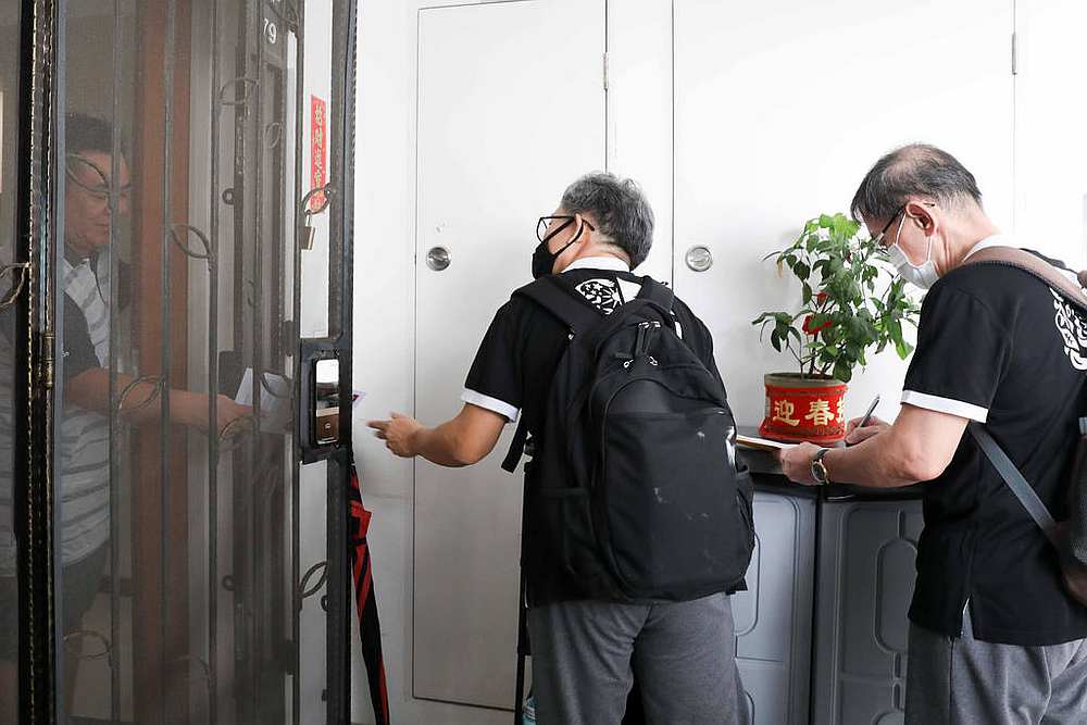 Cheang Peng Wah (second from right) reaching out to a resident in Jurong West, Singapore during his walkabout July 1, 2020. u00e2u20acu201d TODAY pic