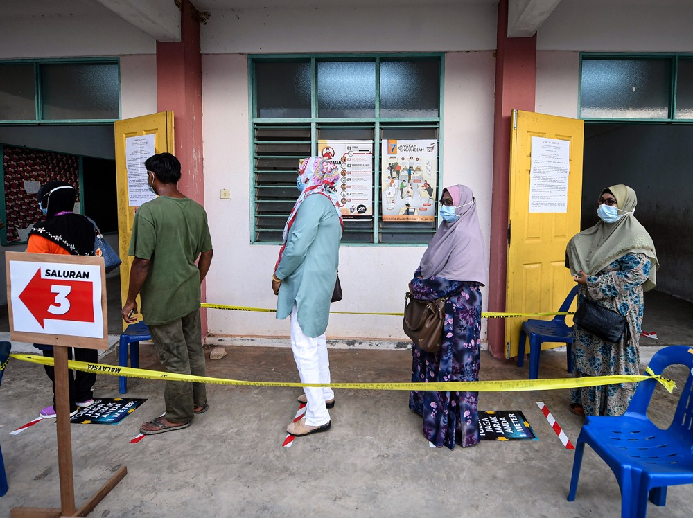 Voters queue up to cast their votes at Kelas Al-Quran dan Fardu Ain (KAFA) in Pekan July 4, 2020. u00e2u20acu2022 Bernama pic