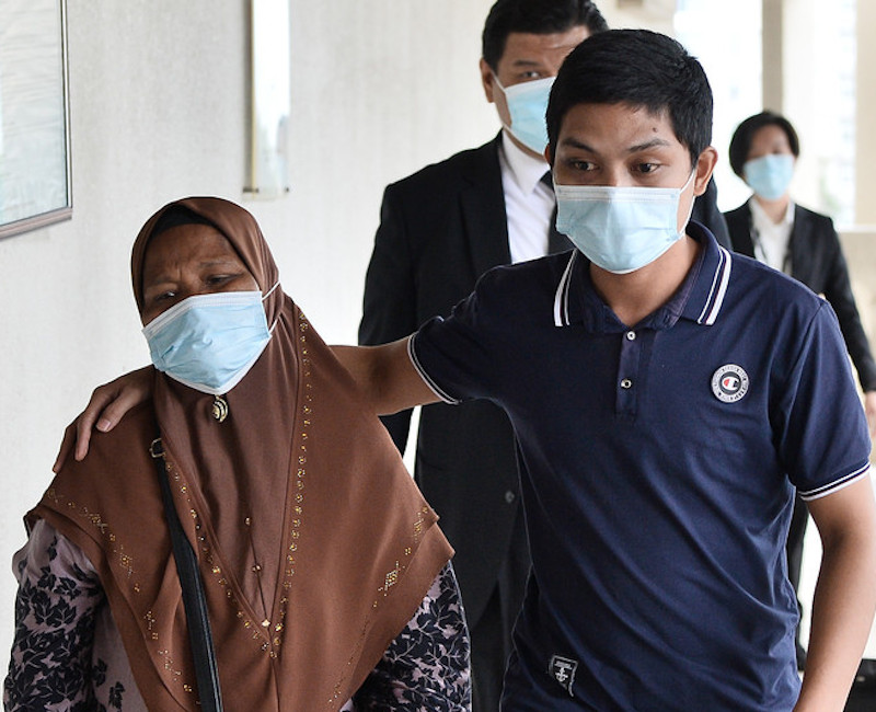 Sahril Zainudin and his mother at the Kuala Lumpur Sessions Court July 3, 2020. u00e2u20acu201d Bernama pic 