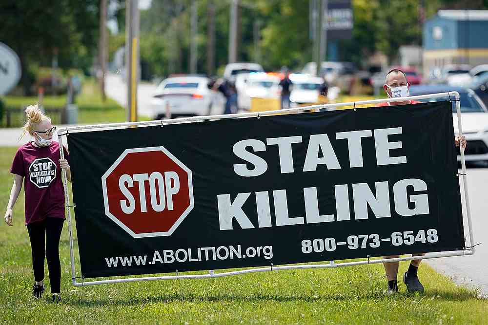 Protestors gather near the Federal Correctional Complex, Terre Haute, to show their opposition to the death penalty and execution of Daniel Lewis Lee in Terre Haute, Indiana July 13, 2020. u00e2u20acu201d Reuters pic