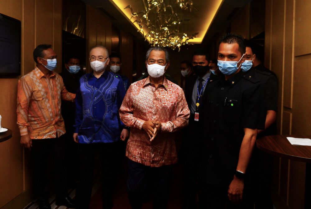 Prime Minister Tan Sri Muhyiddin Yassin (second from right) and Transport Minister Datuk Seri Wee Ka Siong (second from left) attend the RTS project agreement signing ceremony in Johor Baru July 30, 2020. u00e2u20acu2022 Bernama pic 