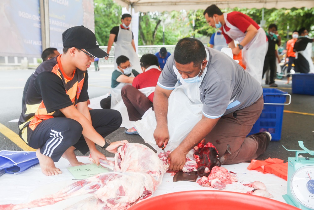 Malaysian Muslims slaughtering a lamb for Aidiladha at the National Mosque in Kuala Lumpur July 31, 2020. — Picture by Choo Choy May