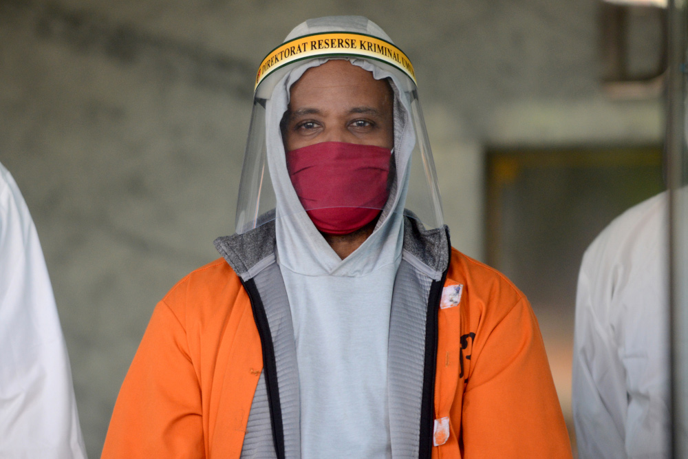 US national Marcus Beam, arrested over charges he bilked clients and women he met online is presented to the media during a press conference at the Bali Police Headquarters in Denpasar, Bali, July 24, 2020. u00e2u20acu201d AFP pic 