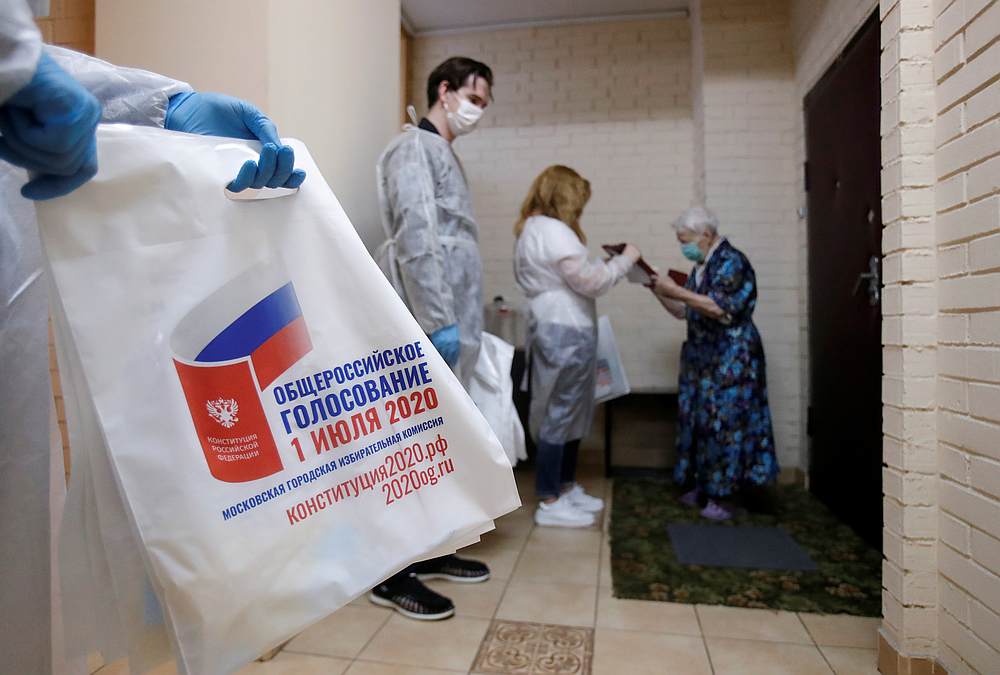 Members of an electoral commission wearing protective equipment visit local residents on the last day of a weeklong nationwide vote on constitutional reforms in Moscow, Russia July 1, 2020. u00e2u20acu201d Reuters pic