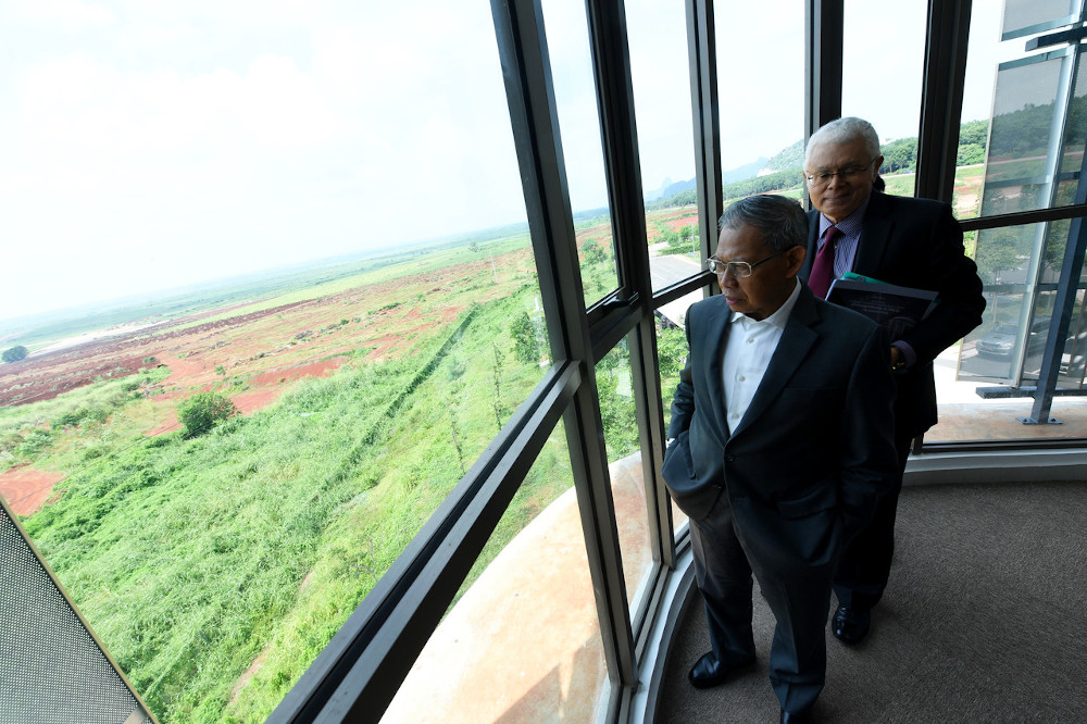 Minister in the Prime Ministeru00e2u20acu2122s Department (Economy) Datuk Seri Mustapa Mohamed surveys Lembah Chuping during his visit to the Chuping Valley Industrial Area in Perlis, July 2, 2020. u00e2u20acu201d Bernama pic    