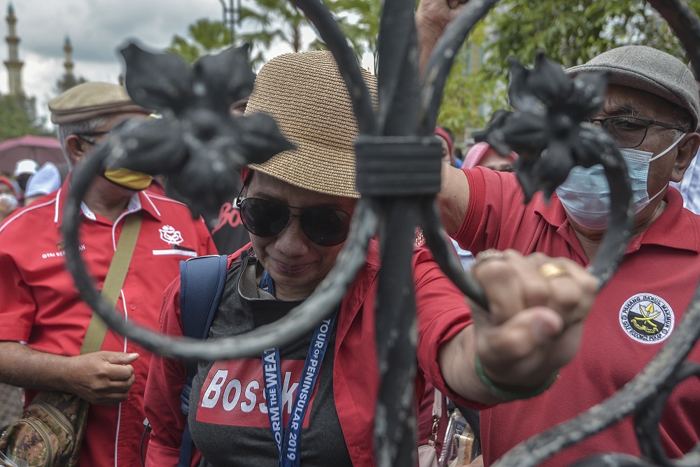 Datuk Seri Najib Razak's supporters gather outside the Kuala Lumpur High Court July 28, 2020. ― Picture by Shafwan Zaidon