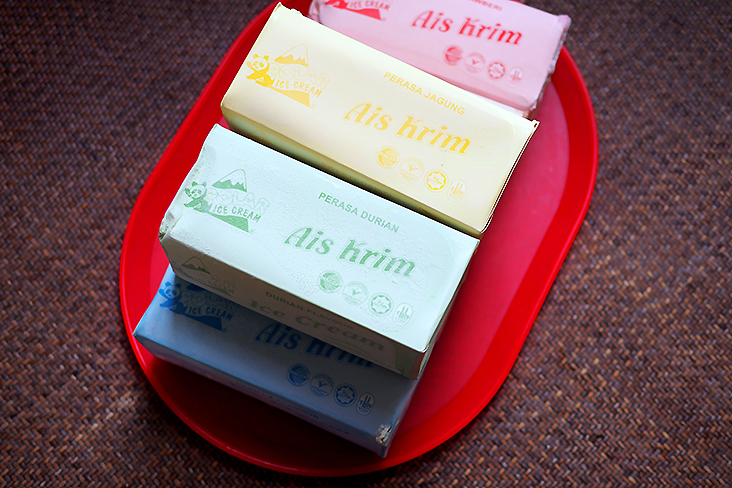 Select from a choice of six flavours that range from vanilla, chocolate, strawberry, taro, corn and durian packed in blocks which you can cut into slices.