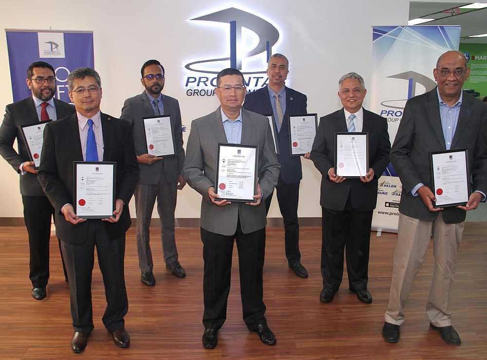 Prolintas Group CEO Datuk Mohammad Azlan Abdullah (centre) and the management team with the certificates received from Sirim Qas. u00e2u20acu201d Picture courtesy of Prolintas 