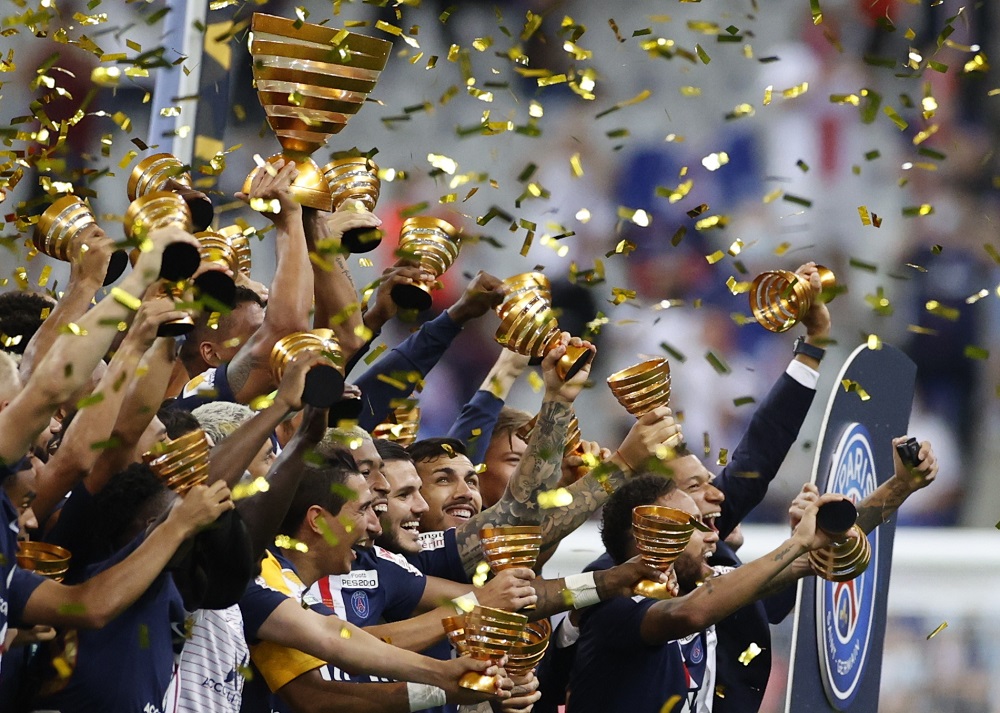 Paris St Germain players celebrate with the trophy after winning the Coupe de la Ligue, August 1, 2020. u00e2u20acu2022 Reuters pic
