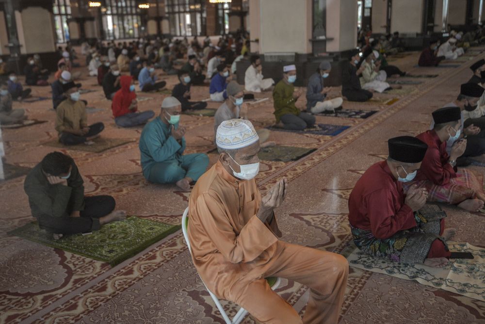 Malaysian Muslims observe social distancing while performing Aidiladha prayers at the Putra Mosque in Putrajaya July 31, 2020. — Picture by Shafwan Zaidon