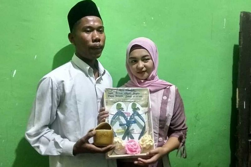 The bride says she would keep the slippers to show her children. u00e2u20acu201d Facebook/Purwanto