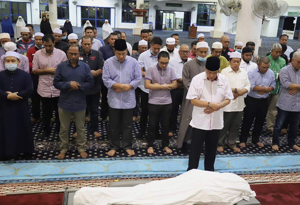 Umno president Datuk Seri Ahmad Zahid Hamidi conducts the solat jenazah or funeral prayers for the late Datuk Mohd Khusairi Abdul Talib at the Sultan Haji Ahmad Shah mosque in Bentong July 15, 2020. u00e2u20acu201d Bernama picn