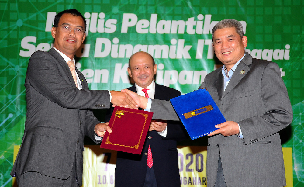 Chief executive officer of Selangor Zakat Board Saipolyazan M Yusop (left) hands the letter of appointment to Serba Dinamik Holdings Bhdu00e2u20acu2122s group managing director, Datuk Mohd Abdul Karim Abdullah in Shah Alam, July 7, 2020. u00e2u20acu201d Bernama pic