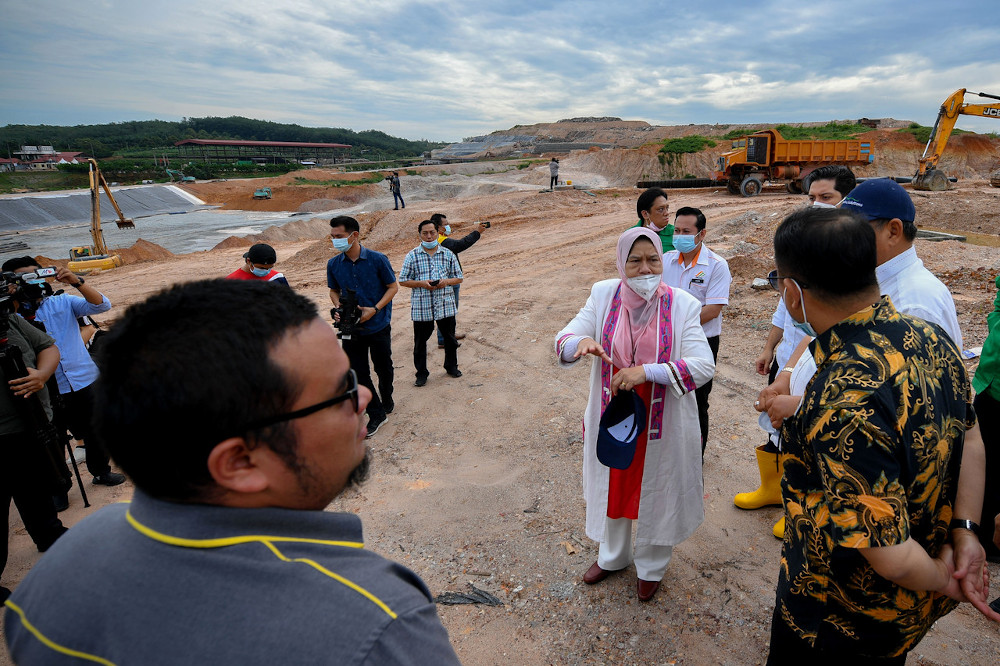 Minister of Housing and Local Government Zuraida Kamaruddin during her visit to the Sungai Udang sanitary landfill in Melaka July 3, 2020. u00e2u20acu201d Bernama pic 