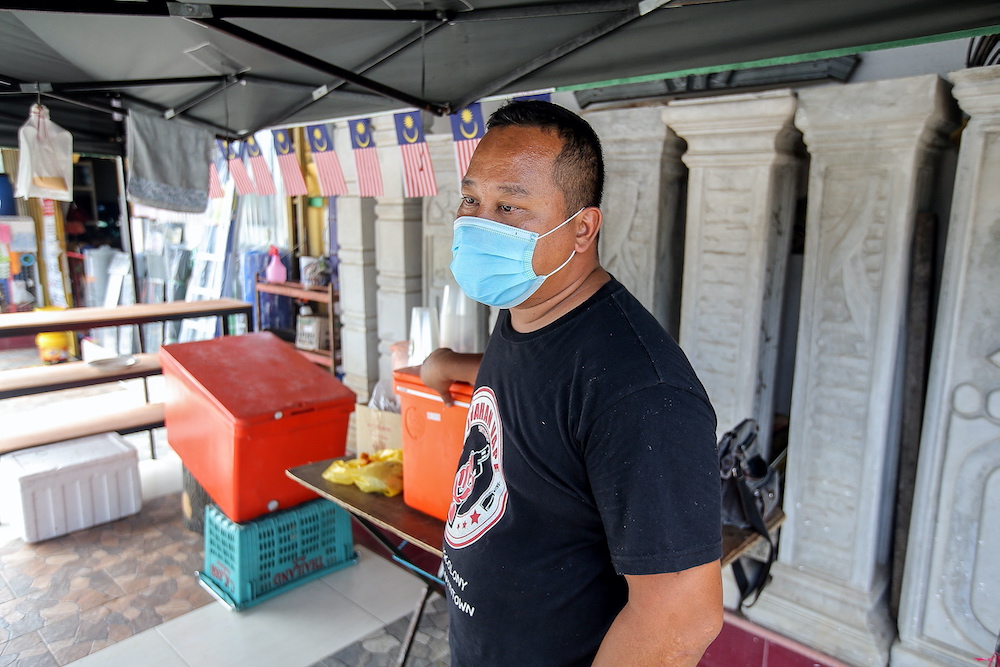 Mohd Fairus Mohd Paji from Felda Besout 1 in Slim River hopes the candidate who wins the Slim by-election will come to the aid of night market traders like himself. — Picture by Farhan Najib