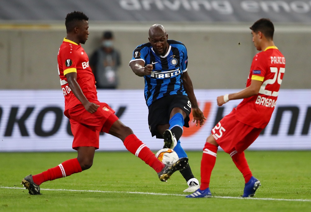 Bayer Leverkusen's Edmond Tapsoba and Kai Havertz in action with Inter Milan's Romelu Lukaku at the Merkur Spiel-Arena in Dusseldorf August 10, 2020. u00e2u20acu201d Picture by Pool via Reuters 