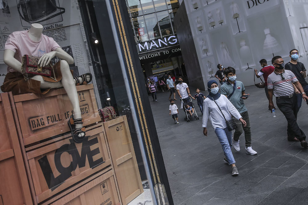 Pedestrians wearing face masks at a public area in Kuala Lumpur August 2, 2020. u00e2u20acu201d Picture by Hari Anggara  