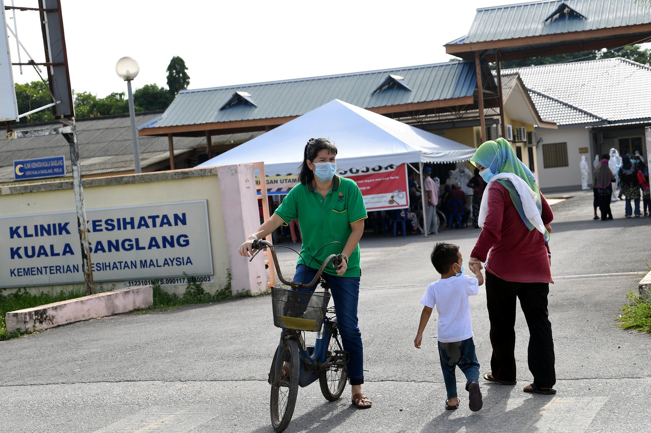 Penduduk menjalani saringan covid 19 di Klinik Kesihatan Kuala Sanglang berikutan pelaksanaan Perintah Kawalan Pergerakan Diperketatkan Bersasar (Temco) di Daerah Sanglang. u00e2u20acu201d Foto Bernaman