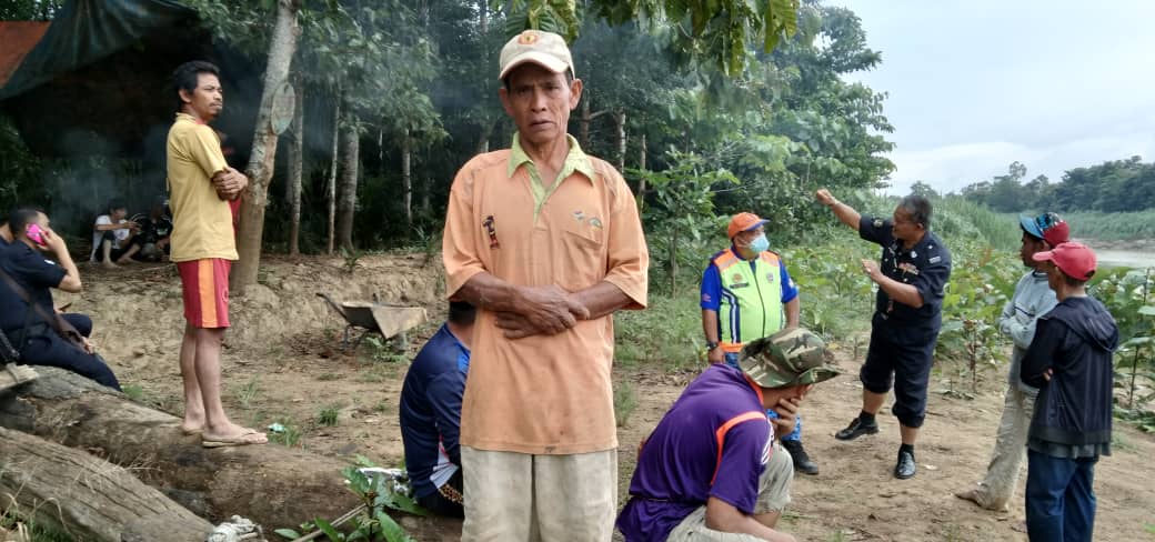 The father who saw the crocodile attacking and dragging his son into the water. u00e2u20acu201d Borneo Post Online pic