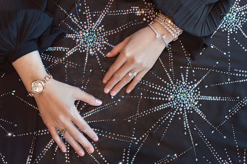 The Sparkle of Dream tudung took 320 hours to complete.  —  Picture via Instagram/Bawal Exclusive