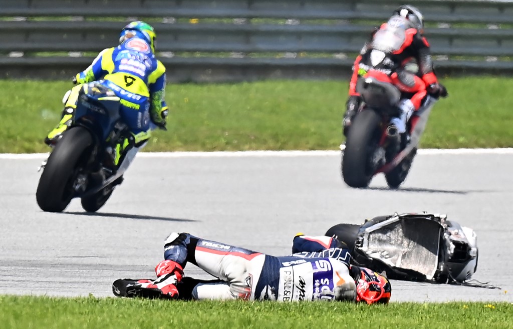Inde Aspar Team Malaysian rider Hafiz Syahrin remains down after a crash with bike of Italtrans Racing Team Italian rider Enea Bastianini during the Moto2 Austrian Grand Prix at Red Bull Ring circuit in Spielberg, Austria on August 16, 2020. u00e2u20acu201d AFP picnn