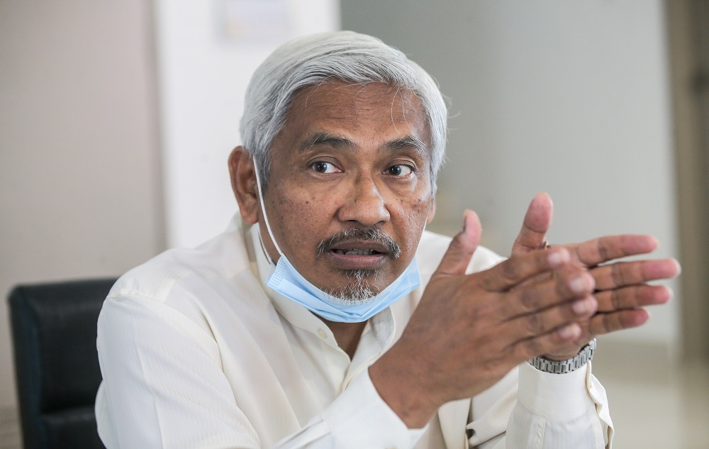 Perak Opposition leader Abdul Aziz Bari speaking to the press at his home in Tiara Lake in Ipoh August 28, 2020. u00e2u20acu201d Picture by Farhan Najib