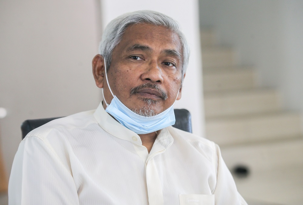 Perak Opposition leader Abdul Aziz Bari speaking to the press at his home in Tiara Lake in Ipoh August 28, 2020. u00e2u20acu201d Picture by Farhan Najib