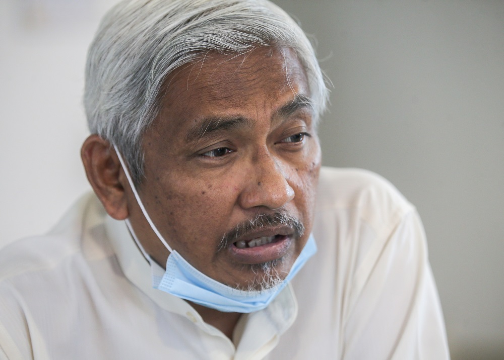 Perak Opposition leader Abdul Aziz Bari speaking to the press at his home in Tiara Lake in Ipoh August 28, 2020. u00e2u20acu201d Picture by Farhan Najib