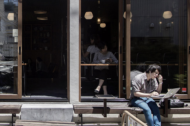 We can dine alone... together with other solitary customers