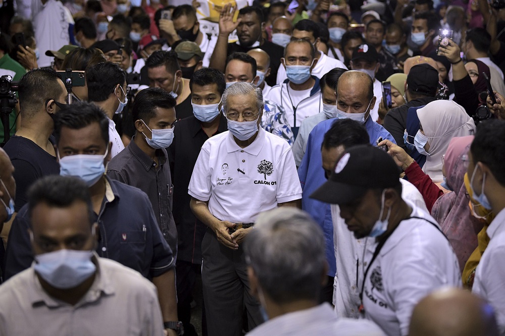Tun Dr Mahathir Mohamad arrives for a ceramah during the Slim by-election in Tanjung Malim August 27, 2020. u00e2u20acu201d Bernama pic