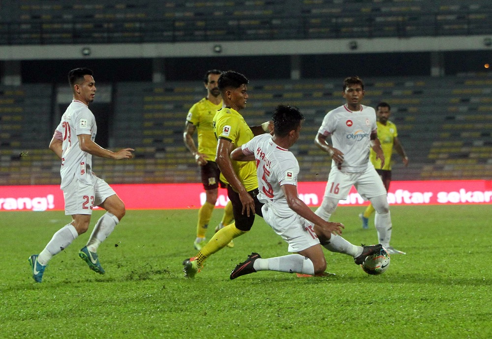Perak player Muhammad Shahrel Fikri Md Fauzi (third left) in action against Melaka Unitedu00e2u20acu2122s Khairul Anwar Shahrudin (second right) during the Malaysian Super League match in Ipoh August 28, 2020. u00e2u20acu201d Bernama pic
