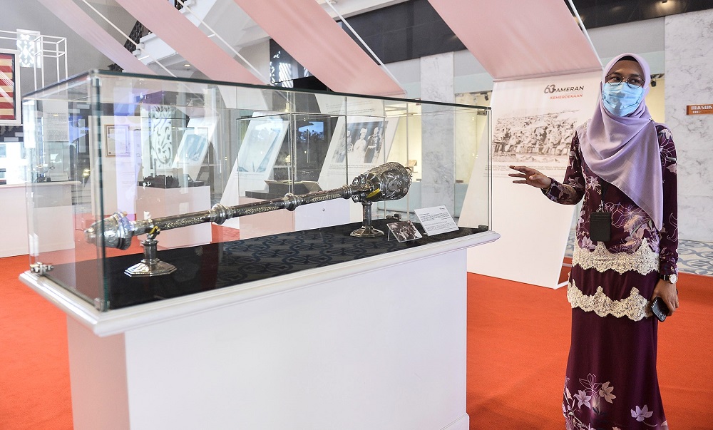 Intan explaining the first Dewan Rakyat mace that was used in 1957. 