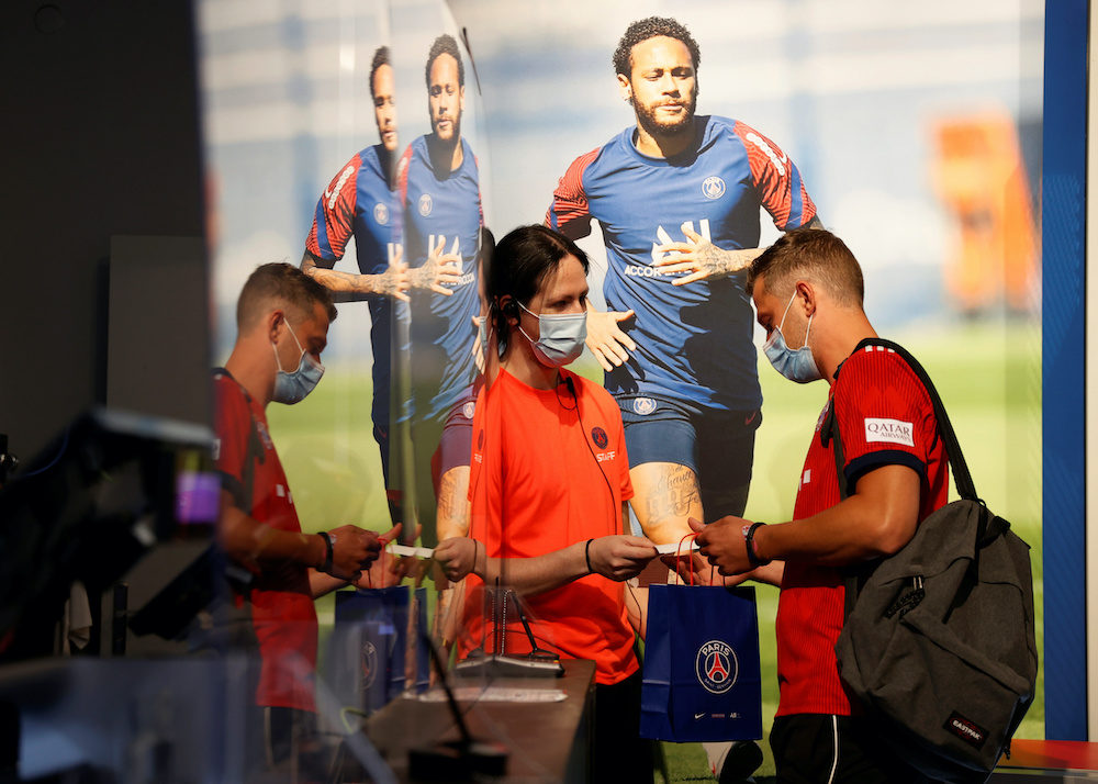Paris, France, August 22, 2020 Bayern Munich fan Jan Struebing from Hamburg buys a Paris St Germain Neymar shirt from a Paris St Germain shop in Paris, August 22, 2020. u00e2u20acu201d Reuters picnn