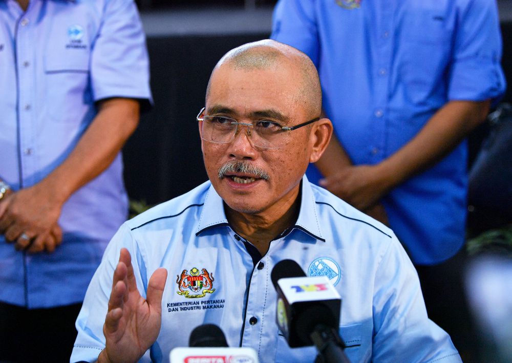 Minister of Agriculture and Food Industry Datuk Seri Dr Ronald Kiandee answering media inquiries after officiating the Bukit Gantang Food Industry Mini Carnival 2020 in Bukit Gantang, August 9, 2020. u00e2u20acu201d Bernama pic