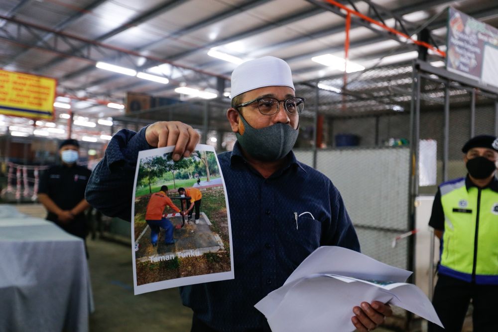 Seberang Perai Municiple Council mayor Datuk Rozali Mohamud speaks to reporters at the temporary Seberang Jaya Wet Market on August 11, 2020. u00e2u20acu201d Picture by Sayuti Zainudin