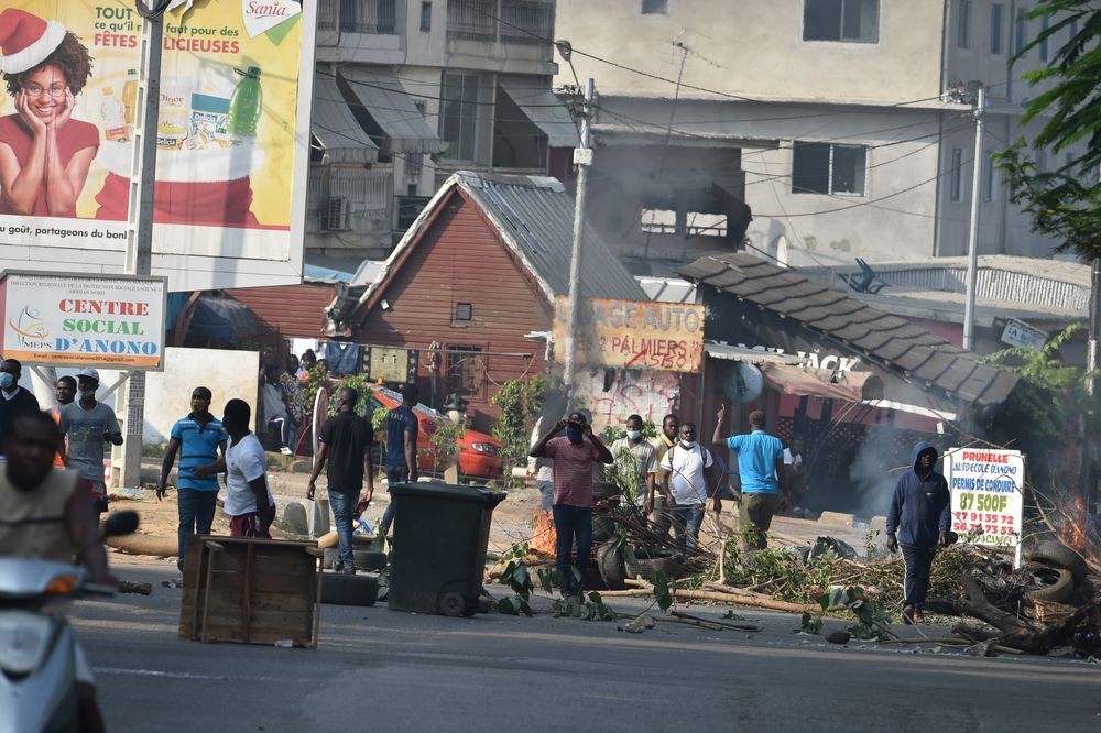 Young demonstrators burn barricades on the road to protest against the third term of Ivory Coast President Alassane Ouattara in the Riviera Anono district of Abidjan on August 13, 2020, ahead of country's presidential election in October 2020. u00e2u20acu201d AFP pic