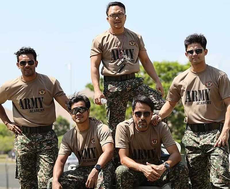 Barisan pelakon filem Bakara (dari kiri) Remy Ishak, Alif Satar, Shaheizy Sam, Bront Palarae, dan Hairul Azreen. u00e2u20acu201d Foto ihsan Twitter/Marchfoward