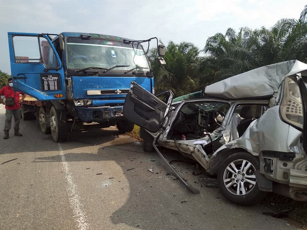 The Proton Exora carrying Masitah Kassim @ Ismail, 54, her sister Muslaini, 48, and their sister-in-law, Norasmah Ismail, 55, and driven by Norasmahu00e2u20acu2122s 21-year-old son along with three other family members, in Bentong, August 21, 2020. u00e2u20acu201d Bernama pic 
