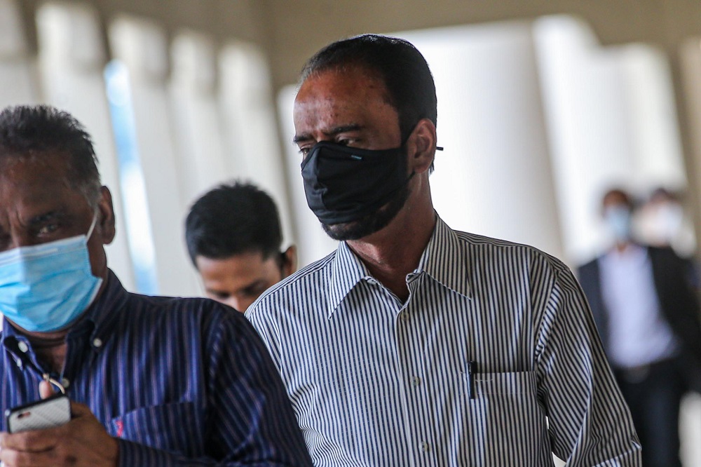 Datuk Seri Abdul Azeez Abdul Rahim’s brother, Datuk Abdul Latif (right), is pictured at the Kuala Lumpur Court Complex August 18, 2020. ― Picture by Hari Anggara