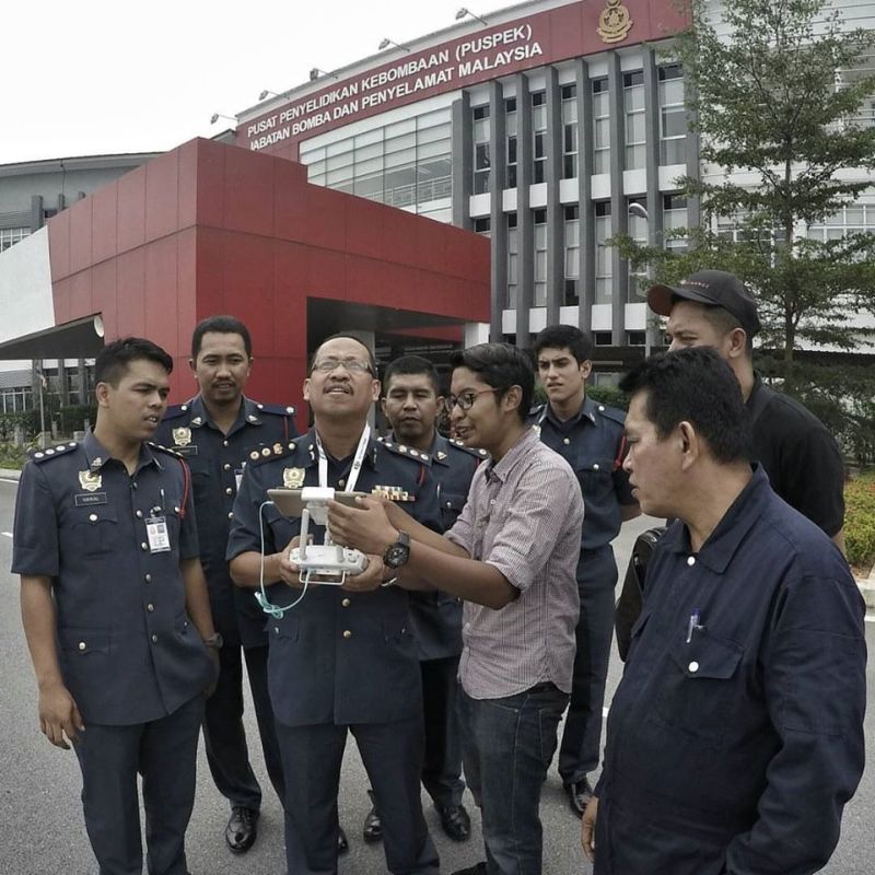 Muhammad Azinudin (second from right) demonstrate how to pilot a drone at Puspek. — Picture courtesy of Muhammad Azinudin Aizal
