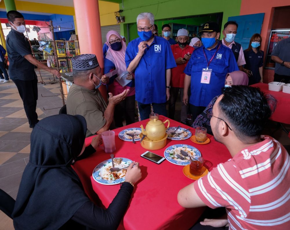 Senior Minister Datuk Seri Ismail Sabri Yaakob greets members of the public while on the campaign trail in Slim River August 16, 2020. u00e2u20acu201d Bernama pic