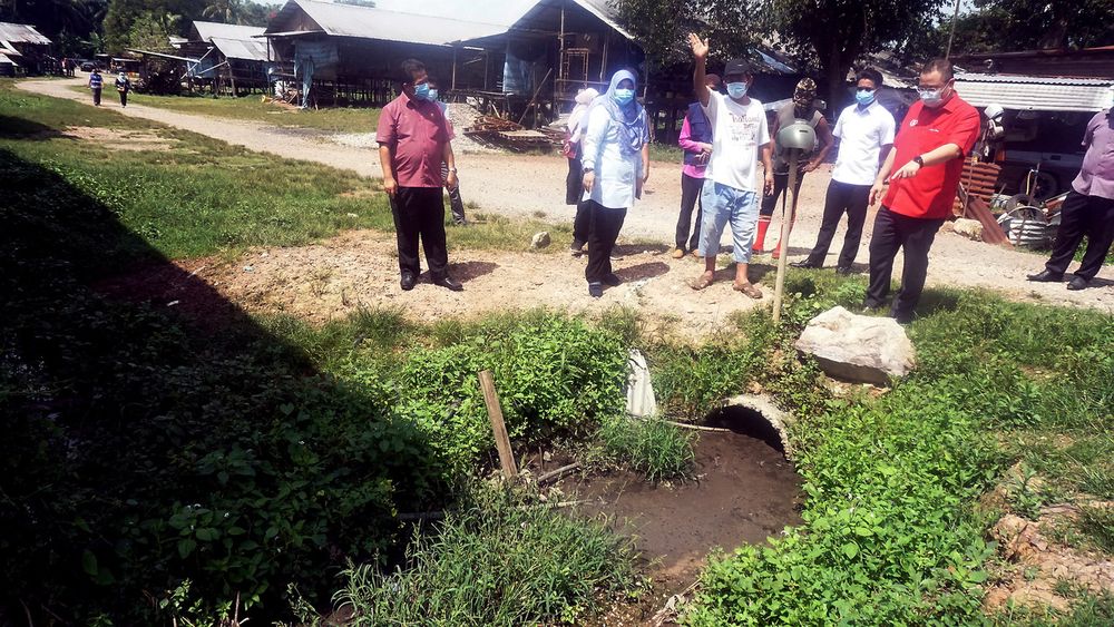 Poultry farm owner Tan Kim Siah, 66 (third left) talking to Dr Robert Ling Kui Ee (right) at the farm poultry in Kampung Jeram Tunjang near Jitra, August 24, 2020. u00e2u20acu201d Bernama pic