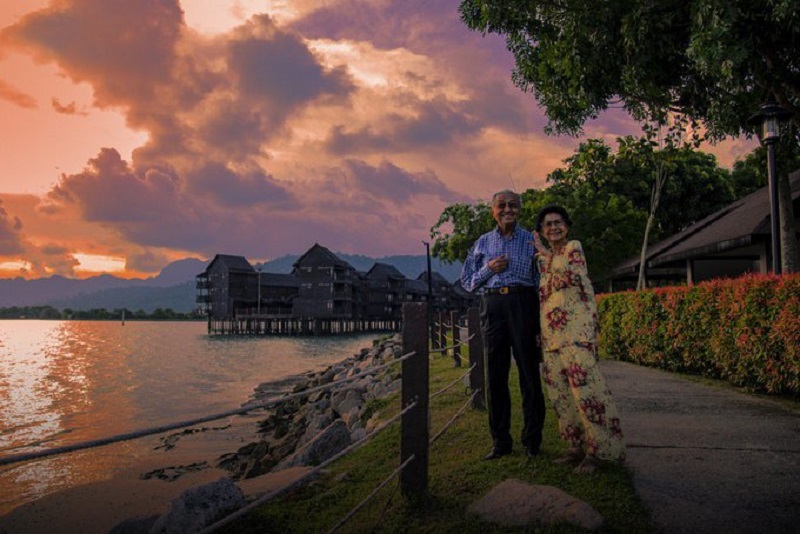 Dr Mahathir and Dr Siti Hasmah posed in photographs that depicted the couple on an evening at an undisclosed waterfront location. u00e2u20acu2022 Picture via Twitter/chedetofficialn