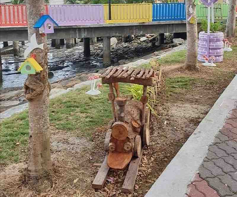 A train replica made by Manjung Municipal Council at Pangkor jetty. u00e2u20acu201d Picture via Facebook/ Perak Press