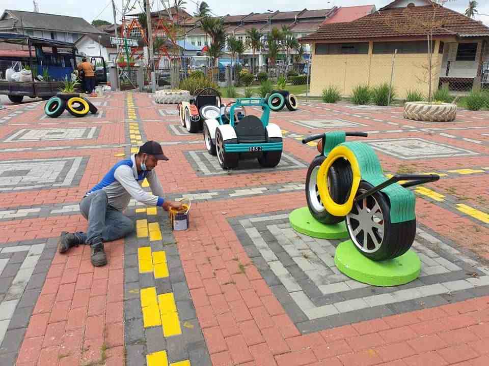 A Manjung Municipal Council Landscape Unit staff putting finishing touches to Dataran Beruas where decorations are made using recyclables. — Picture via Facebook/ Manjung Municipal Council