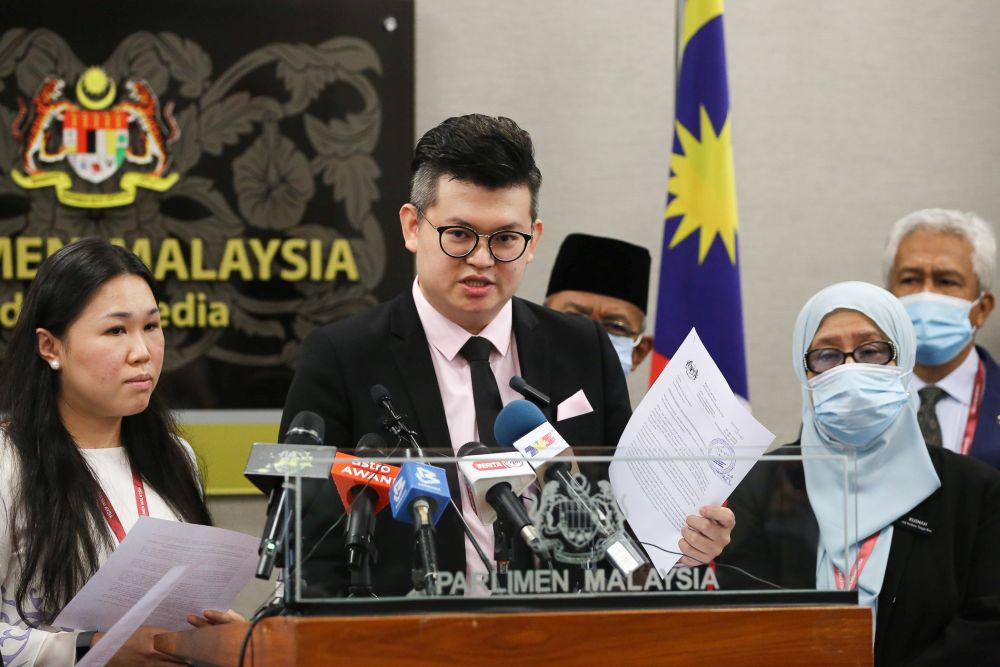Bandar Kuching MP Dr Kelvin Yii (centre) speaks during a press conference at Parliament in Kuala Lumpur August 13, 2020. u00e2u20acu201d Picture by Yusof Mat Isann