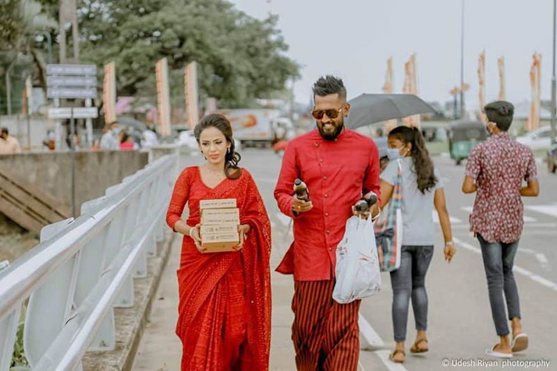 Dishan and his bride provided meals to the homeless before heading home for their wedding reception. ― Picture via Facebook/ Dishan Thilakshana